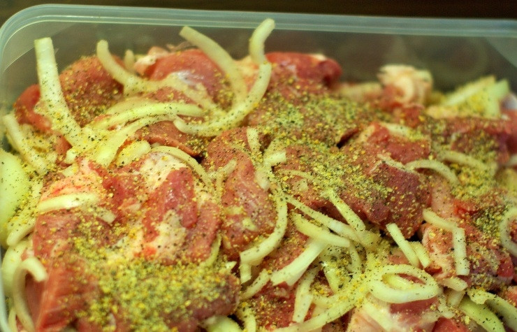 1. Этап. Шашлык по-кавказски из свинины: В удобную посуду складываем мясо и лук. Хорошенько солим его, перчим. Руками все смешиваем. Мешать и жать мясо следует в течении 5-7 минут.