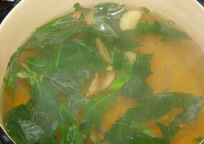 1. Этап. Противовирусный имбирный напиток с клюквой: Добавьте листья мяты и проварите все минут 10.