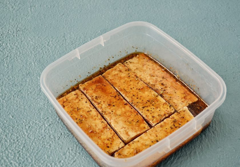 1. Этап. Тофу на гриле: Залейте тофу маринадом, оставьте в холодильнике минимум на час.