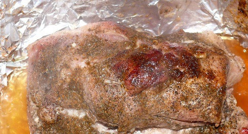 1. Этап. Свиная шея, запеченная в фольге: Запекаем 90 минут в духовке, разогретой до 180 градусов.