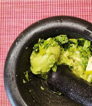 1. Этап. Багет-сэндвич: Авокадо растереть в ступке с солью и лимонным соком.