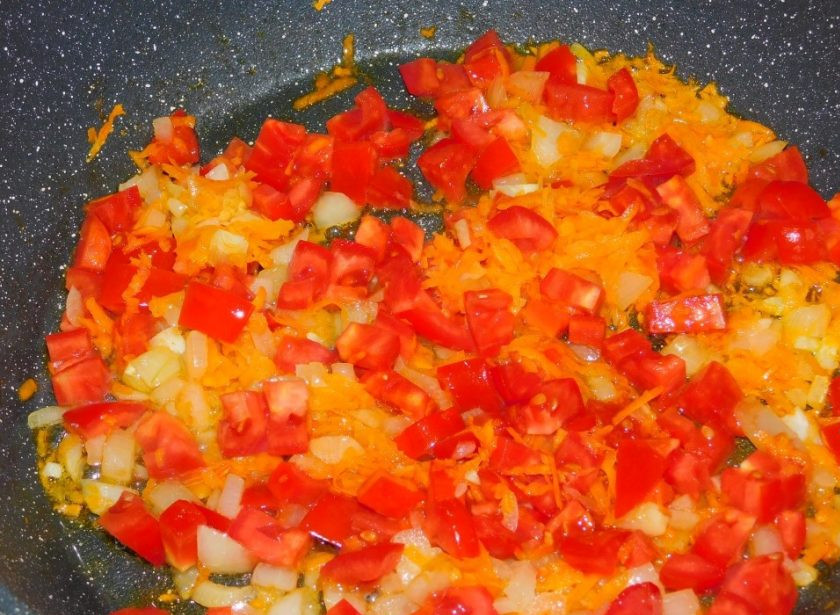 1. Этап. Рис с томатами на гарнир: Добавьте нарезанные помидоры. Потушите в течение 3-5 минут.