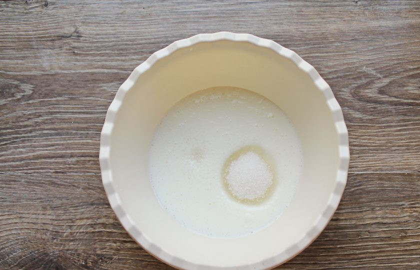 1. Этап. Шоколадные блины с вишней: В миску налейте кислое молоко, добавьте соль и сахар.