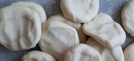 1. Этап. Чебуреки на заварном тесте: Размер кусочков определяйте сами. Мы не любим огромные чебуреки, поэтому и куски теста не крупные.