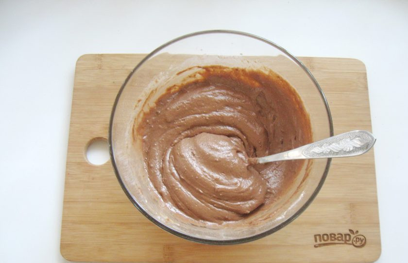 1. Этап. Шоколадный торт с черносливом и орехами: Перемешайте все ингредиенты теста.