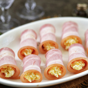 Рулетики из бекона с сыром и яйцом