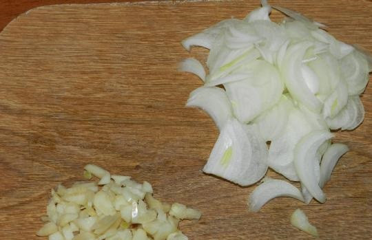 1. Этап. Жареные баклажаны с морковью и чесноком: 5. Очистить луковицу и нарезать небольшими кубиками. Чеснок измельчить или пропустить через пресс.