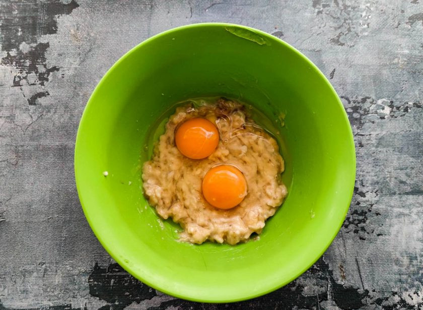 1. Этап. Банановый кекс без муки: К бананам вбейте яйца и хорошо перемешайте.