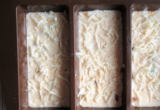 1. Этап. Заливные пирожки с индейкой: Залейте оставшимся тестом, посыпьте сыром.