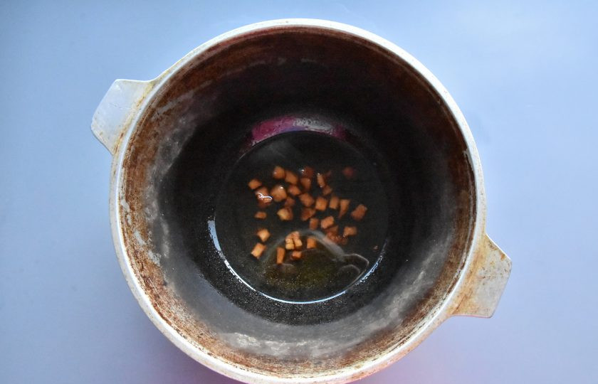 1. Этап. Ваджа для лагмана: В казан влейте растительное масло. Добавьте курдючный жир и вытопите его. Удалите получившиеся шкварки.