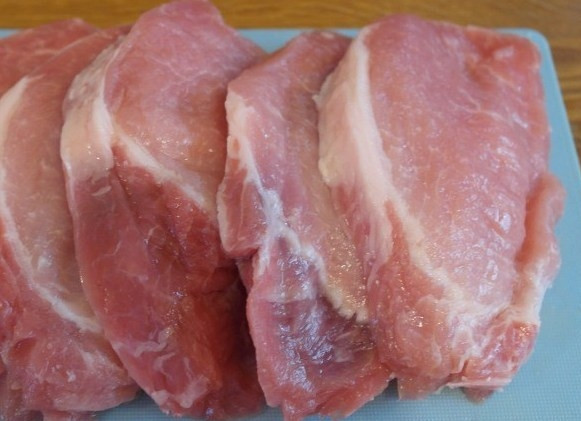 1. Этап. Мясо в чесночном соусе: Мясо моем, обсушиваем и нарезаем кусками, как на отбивные.