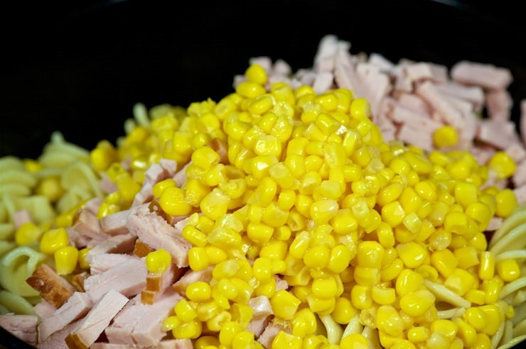 1. Этап. Салат с овощами, ветчиной и макаронами: 6. Выложите кукурузу.