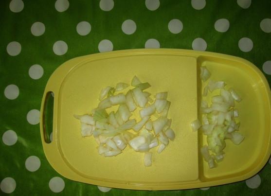 1. Этап. Бабка из картофеля в мультиварке: 3. Очистите и измельчите лук. Его добавляют не столько для вкуса, сколько для того, чтобы картофель не потемнел.