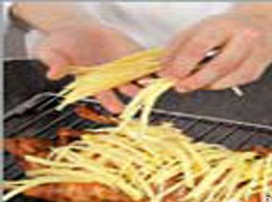 1. Этап. Утка хрустящая с сыром: 5. На терке натрем сыр, вытащим утку, посыпаем сыром, и на 30 минут отправляем еще в духовку.