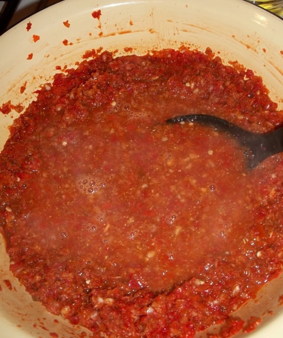 1. Этап. Баклажаны с гранатом: Вылейте белый винный уксус к соусу из специй и овощей.