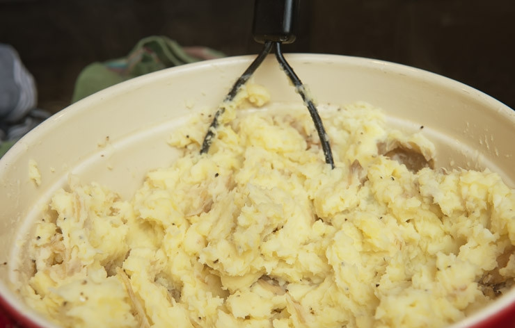 1. Этап. Пюре из картофеля и пастернака: Разомните картофель и пастернак толкушкой и влейте молоко (регулируйте количество влитого молока, в зависимости от предпочитаемой вами консистенции).