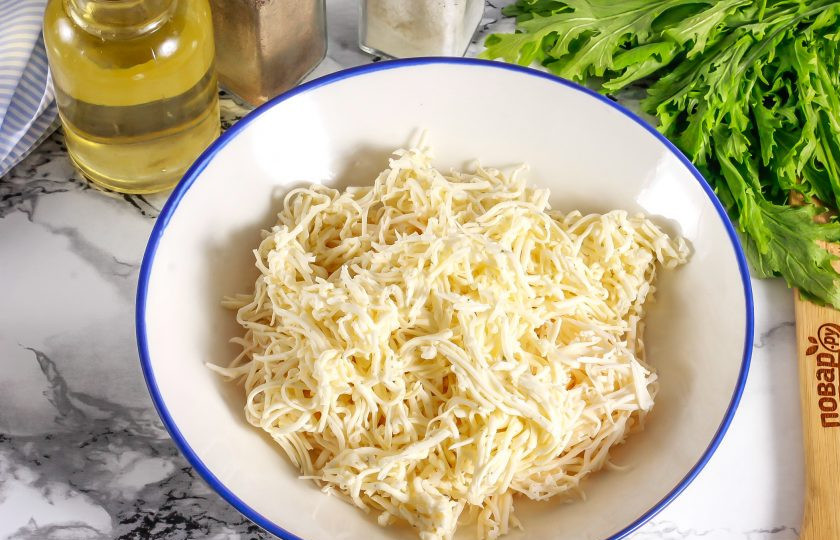 1. Этап. Сырники из плавленых сырков: Очистите сырки от фольги и натрите на терке с мелкими ячейками в глубокую тарелку.