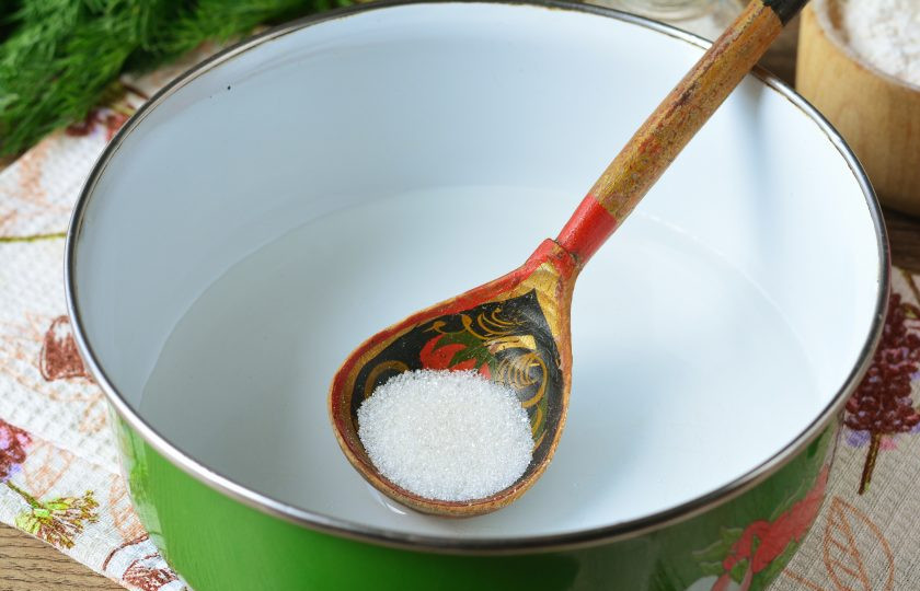 1. Этап. Пицца Терияки: Смешайте сахар и соль с теплой водой. Соль используйте по вкусу, примерно 1/3 ч. л.