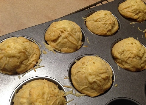 1. Этап. Булочки-кексики с салями: 8. И запекаем еще 25 минут. Сразу же вынимаем из формы, тогда сохранится легкая хрустящая корочка.