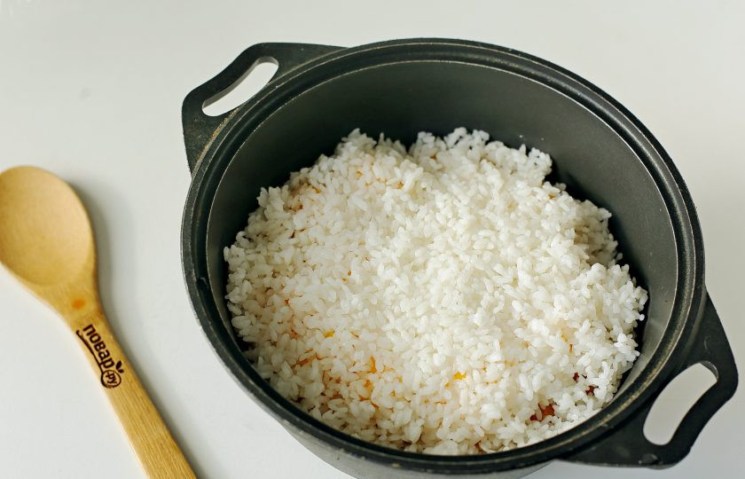 1. Этап. Азербайджанский плов с тыквой: Далее добавьте оставшийся рис и разровняйте слой. Поставьте казан на плиту, наройте крышкой, обёрнутой полотенцем, для задержания капель конденсата. Включите плиту и готовьте на небольшом нагреве в течение примерно 40 минут. Затем снимите крышку казана, полейте рис топленым маслом, верните крышку на казан и готовьте ещё примерно 10 минут.