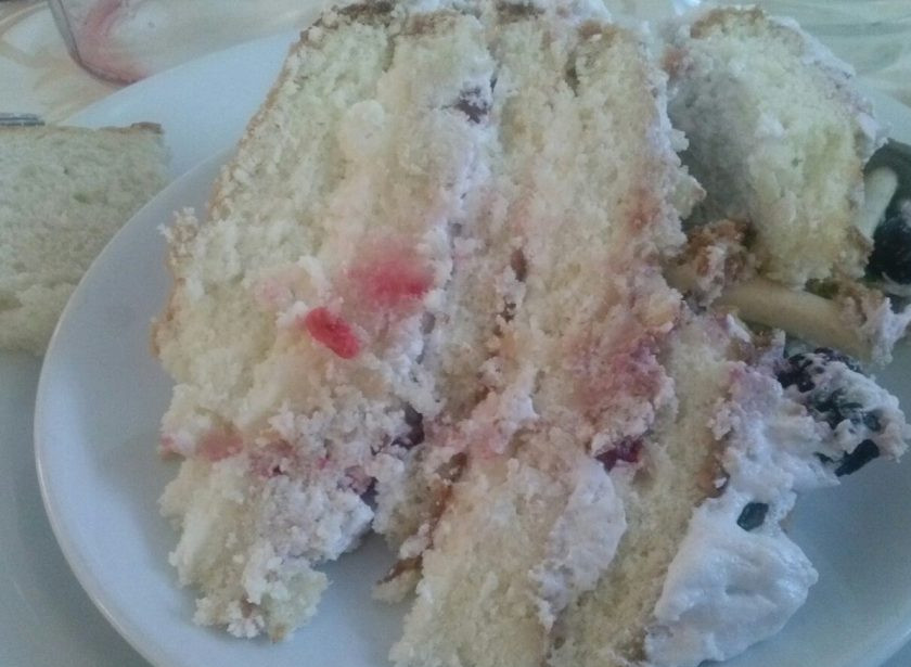 1. Этап. Большой бисквитный торт с безе: 15. Вот так выглядит наш тортик в разрезе. Приятного чаепития!