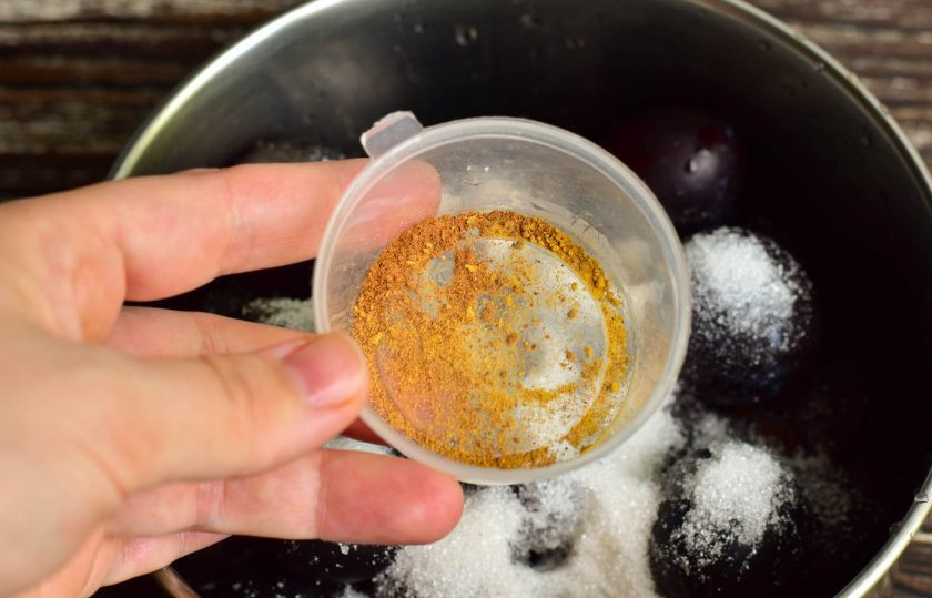 1. Этап. Варенье из слив с имбирем и корицей: Добавьте корицу и имбирь.