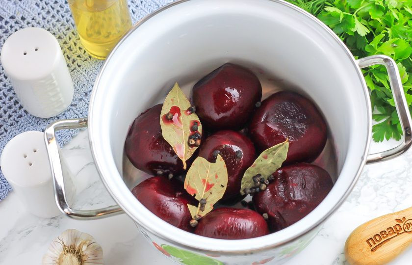 1. Этап. Маринованная свекла на зиму в банках целиком: Выложите очищенную свеклу в кастрюлю, добавьте туда же горошины черного перца, лавровые листья, соль, нарезанные слайсами зубчики чеснока.