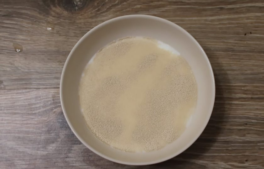 1. Этап. Ватрушки с черникой: Молоко немного подогрейте, дрожжи разомните, добавьте в молоко и перемешайте.