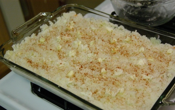 1. Этап. Английский Пастуший пирог классический: 15. Оставшееся сливочное масло нарежьте кусочками и выложите поверх картофеля, посыпьте паприкой.