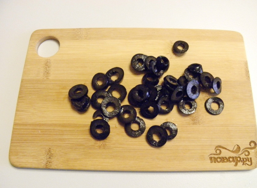 1. Этап. Пицца из слоеного теста в духовке: Оливки без косточки тоже порежьте колечками.