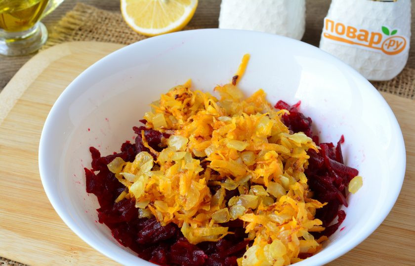 1. Этап. Салат из свеклы с лимонным соком: Добавьте в салат обжаренные овощи с маслом.