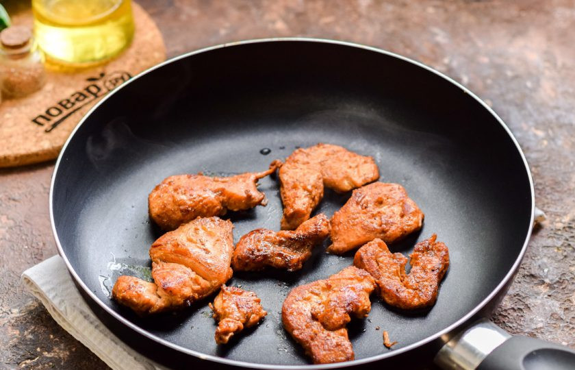 1. Этап. Салат Алматинский: После прогрейте сковороду, смажьте слегка маслом и поджарьте кусочки курицы с каждой стороны по 3 минуты.