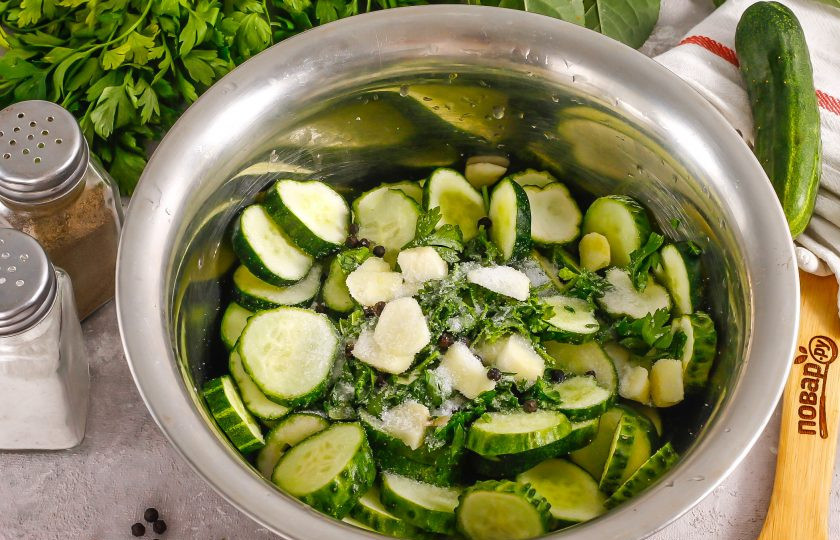 1. Этап. Малосольные огурцы в вакууме: Всыпьте соль и аккуратно все перемешайте.