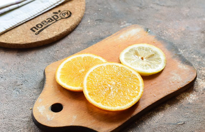 1. Этап. Фанта из абрикосов на зиму: Апельсин и лимон вымойте тщательно, обдайте кипятком и просушите. Подготовьте два кружочка апельсина и один кружок лимона.