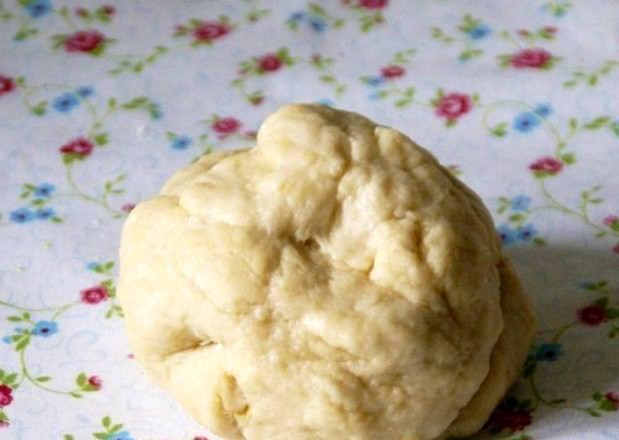 1. Этап. Штрудель с сухофруктами: Для начала приготовьте тесто. Смешайте воду с оливковым маслом. Добавьте чайную ложку цедры, 2 ст. ложки сахара. Просейте муку. Замешайте тесто. Оставьте его на 15 мин., обернув плёнкой.