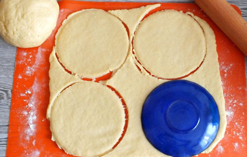 1. Этап. Сочни на маргарине: Вырежьте круги диаметром 12-13 см.