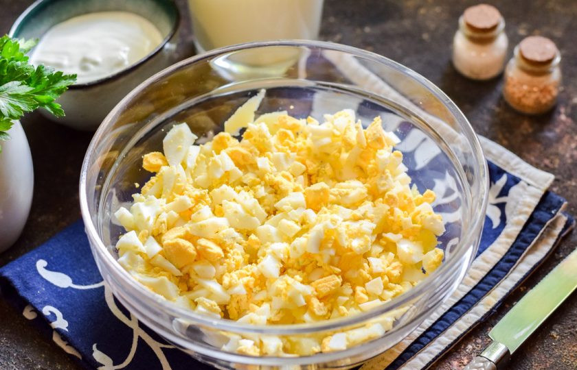 1. Этап. Окрошка на мацони по-грузински: Куриные яйца нарежьте также небольшими по размеру кубиками и добавьте к картофелю.