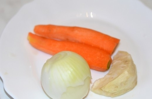 1. Этап. Прозрачный куриный бульон: 3. Пока грудка на плите, подготовлю все овощи: очищаю и мою морковь, лук, отрезаю небольшой кусочек корня сельдерея.