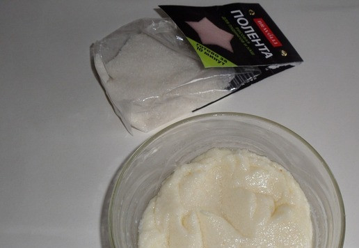 1. Этап. Творожный десерт с полентой и изюмом: Хорошо перемешиваю кашу.