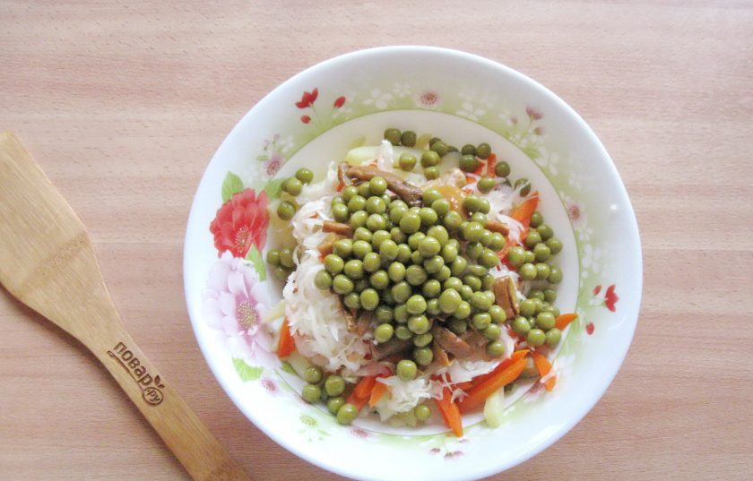 1. Этап. Салат Старорусский с грибами: Выложите в салатник консервированный зеленый горошек.