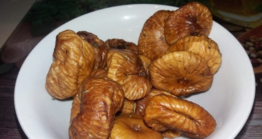 1. Этап. Кусафья: Сушеный инжир добавьте в кастрюлю к фруктам.