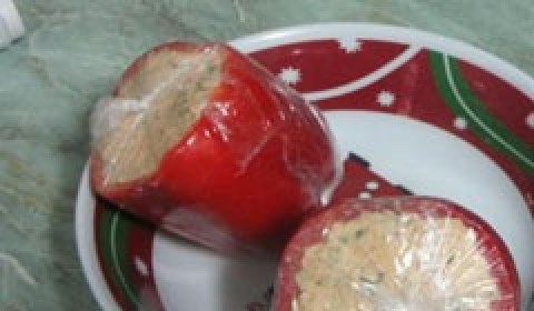 1. Этап. Перец, фаршированный сыром и зеленью: Перчики запакуйте в пищевую пленку и положите в холодильник на 6 часов.