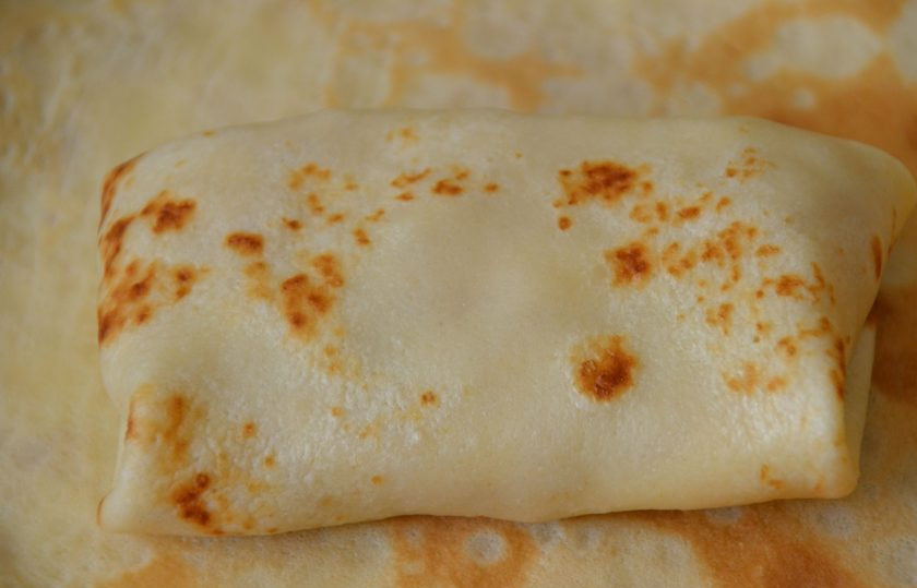 1. Этап. Сладкие начинки для блинов: Блины с яблоками сверните конвертиком.