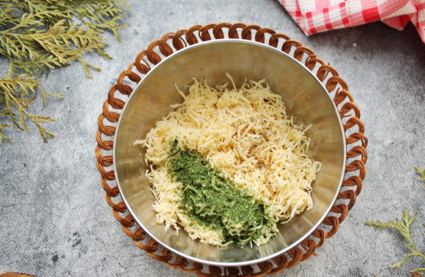 1. Этап. Сырные чипсы из сыра: Сыр натрите на средней терке, добавьте сухую зелень, чеснок и черный перец. Все хорошо перемешайте.