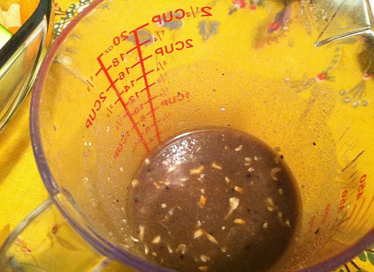 1. Этап. Картофель с овощами запеченный: 2. В отдельной емкости необходимо смешать растительное масло с солью и перцем. Добавить сухие травы и при желании другие специи. Тщательно все перемешать.