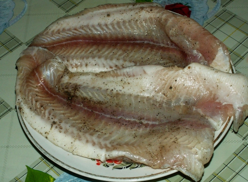 1. Этап. Котлеты из морского языка: Филе промойте, можете заранее посолить и поперчить.