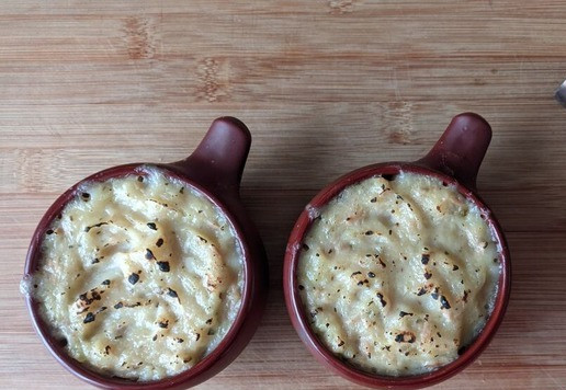 1. Этап. Запеканка из тунца А-ля Брандада: Достаём формочки с готовой запеканкой. Если они не достаточно зарумянились, то обожгите верх горелкой.