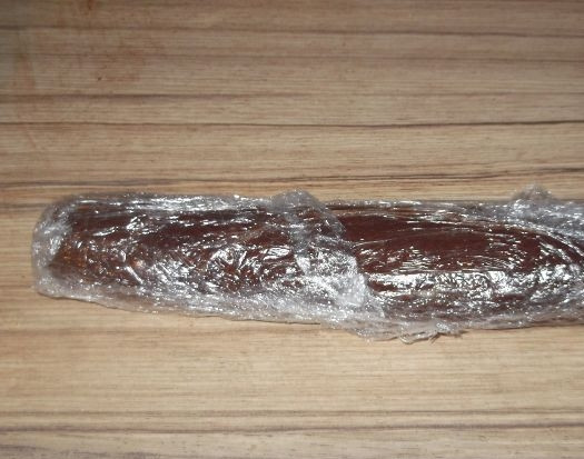 1. Этап. Колбаса из печенья: 7. Заворачиваем в пленку и отправляем на один час в холодильник.