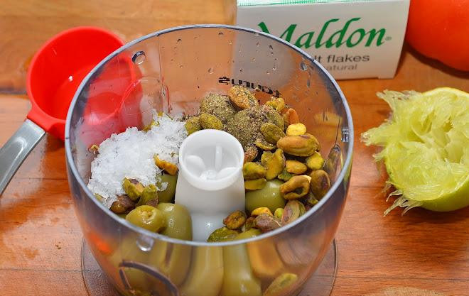 1. Этап. Салат с фисташками: Собственно, делаем фирменную заправку. В блендере измельчаем до однородности фисташки, оливки, оливковое масло, сок половины лимона (или лайма) и немного молодого лука.