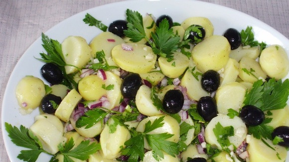 1. Этап. Салат к ленивым голубцам: К порезанному картофелю выкладываем маслины целиком, лук, петрушку и заправляем маринадом. Даем настояться 1 час. Приятного аппетита:)